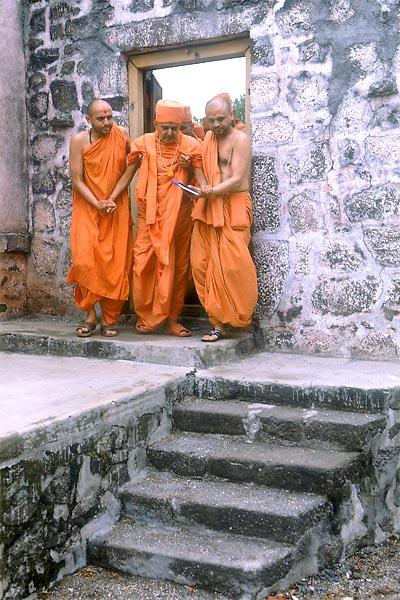  Swamishri exits the mandir