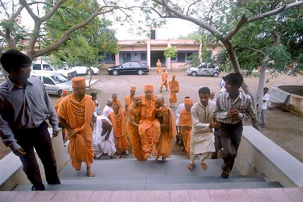  Swamishri arrives at the memorial mandir of Shri Jaga Swami on the outskirts of the village