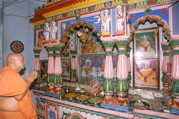  Swamishri humbly engaged in darshan of Thakorji