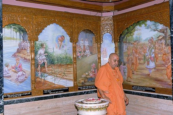  Swamishri performs pradakshina of the birthplace shrine of Gunatitanand Swami