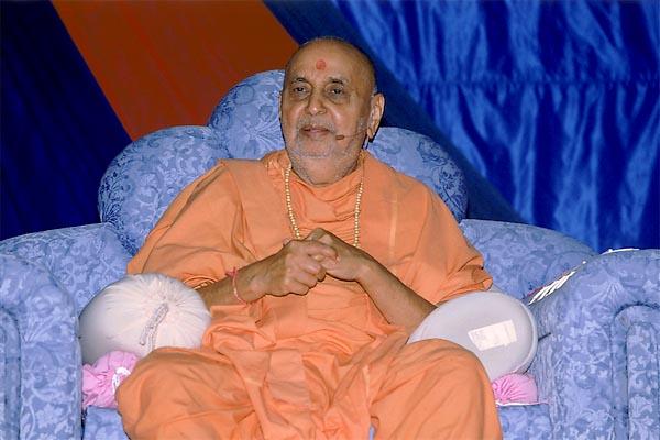  Swamishri blesses the satsang assembly   
