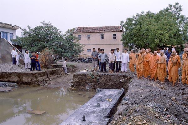 Swamishri observes the site
