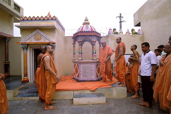  Swamishri does pradakshina and darshan at the newly renovated old Swaminarayan mandir 