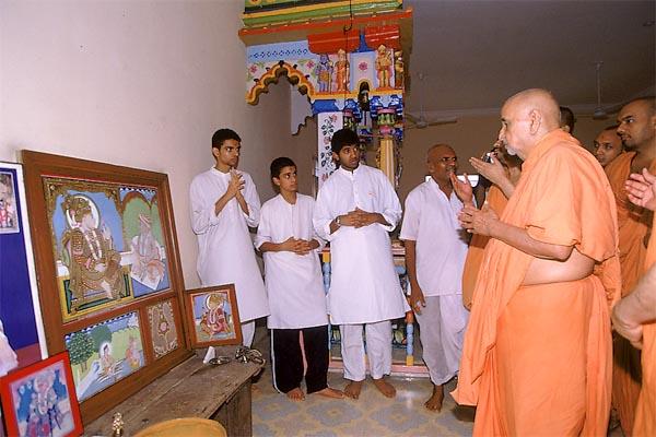  Swamishri does pradakshina and darshan at the newly renovated old Swaminarayan mandir 