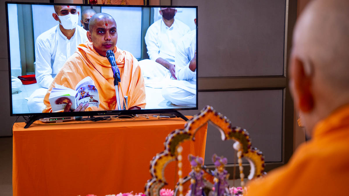 Santoshmurti Swami sings a kirtan