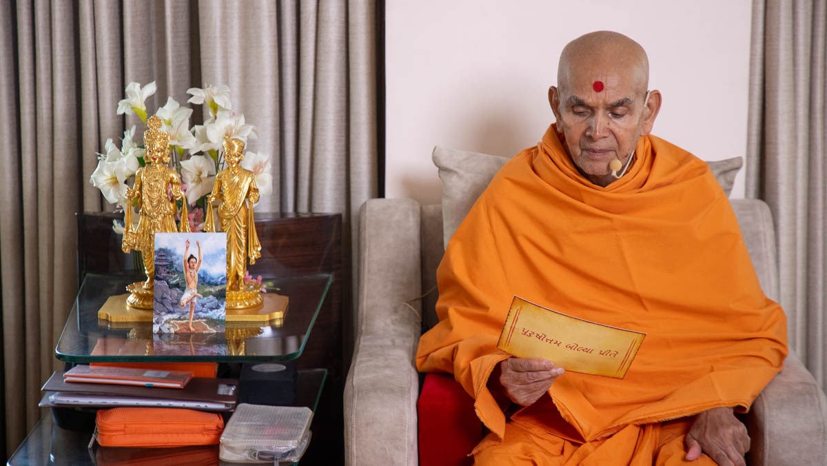 Swamishri blesses the assembly in the afternoon