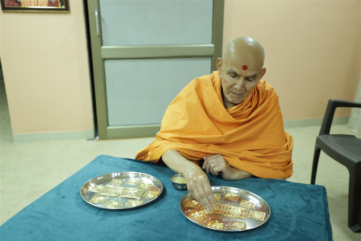 Swamishri sanctifies yantras for BAPS mandirs in the UK