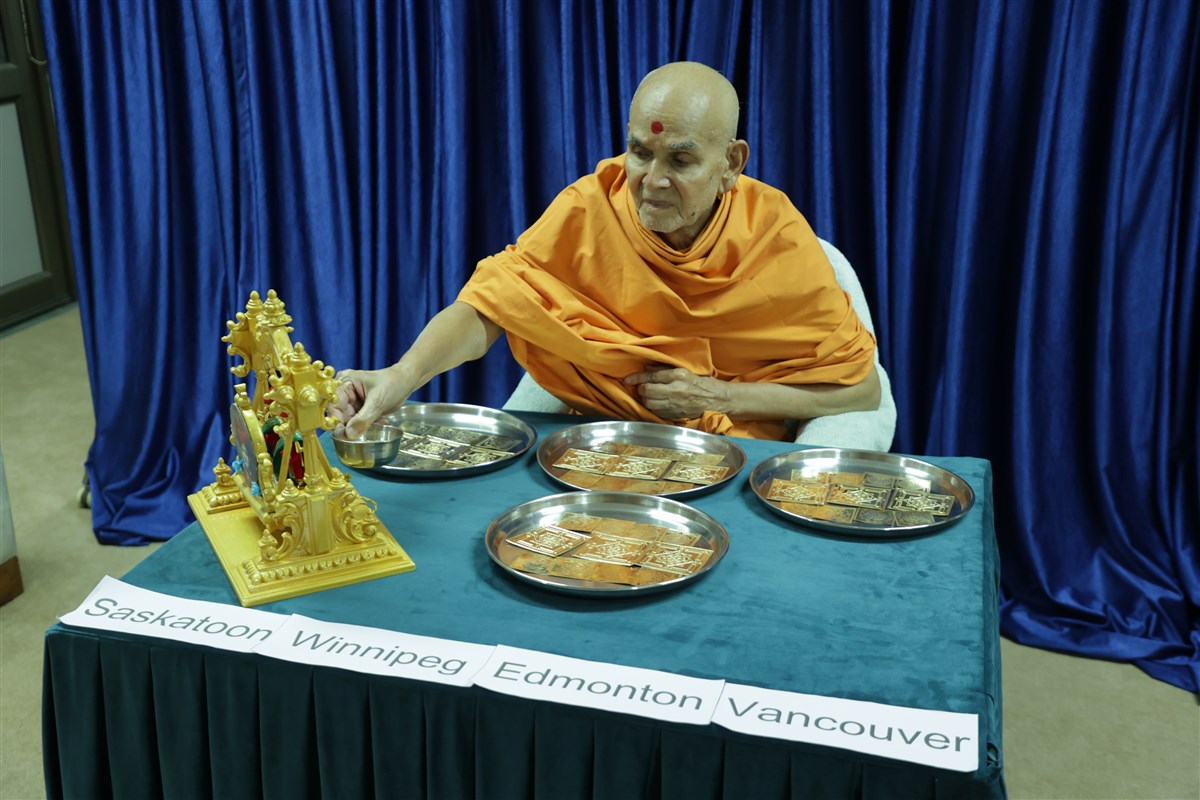 Swamishri sanctifies yantras for BAPS mandirs in Canada