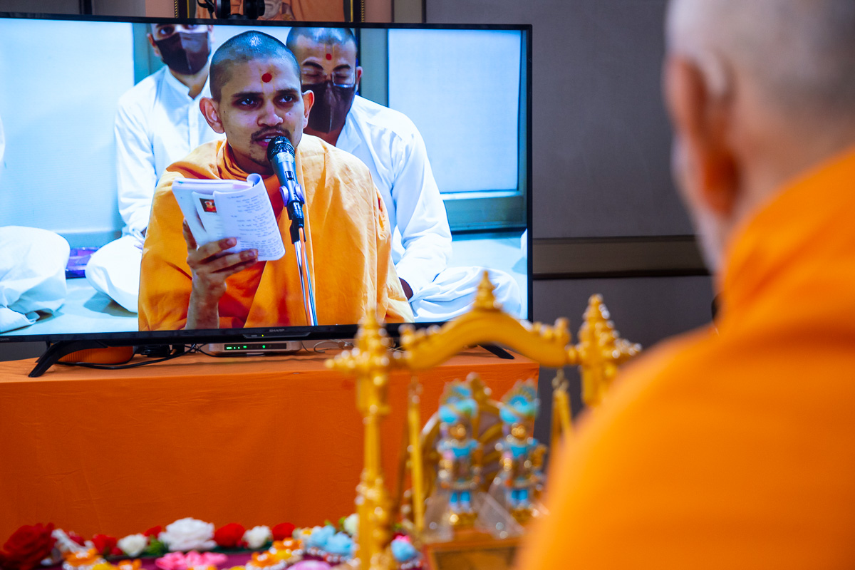 Uttamyogi Swami sings a kirtan