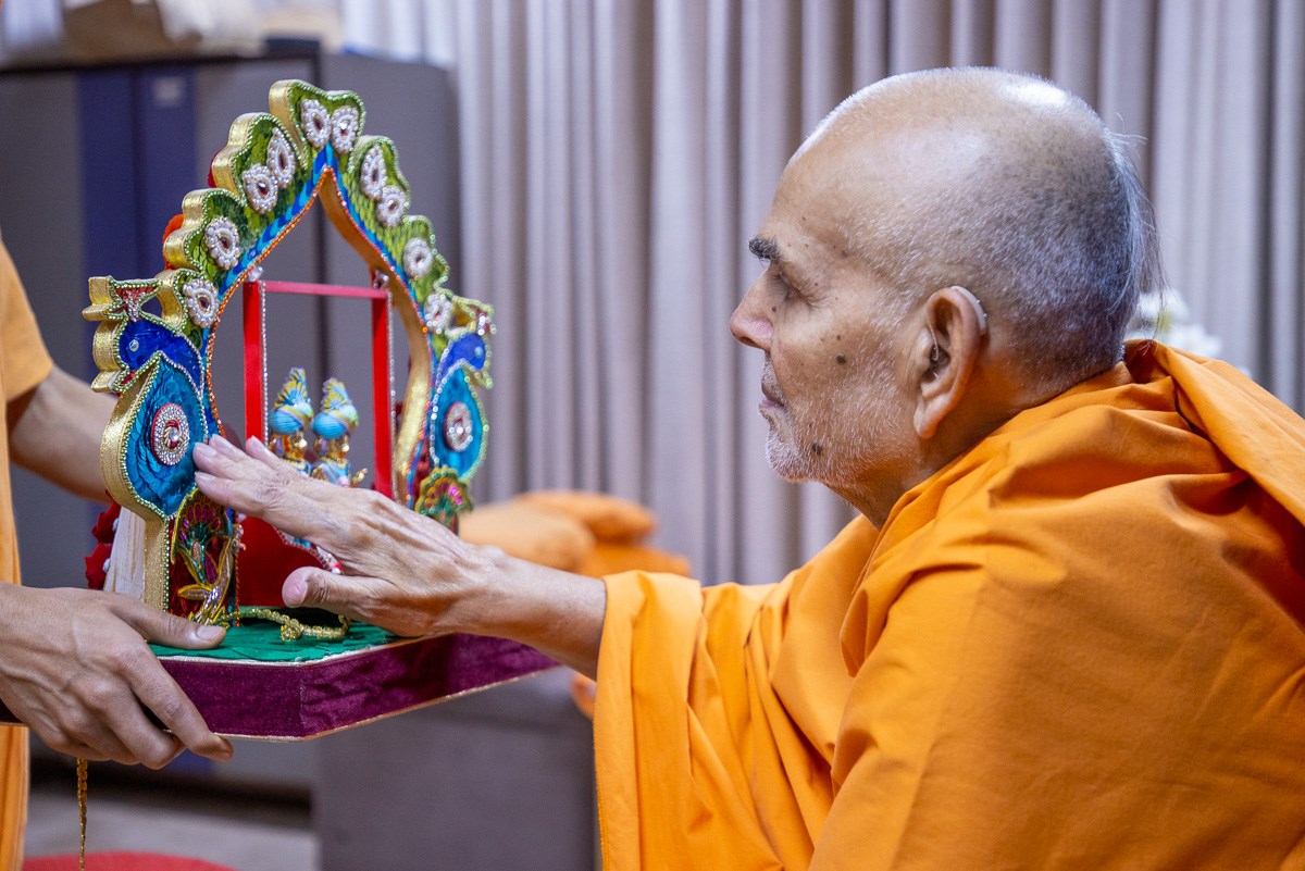Swamishri observes the hindolo design in the evening
