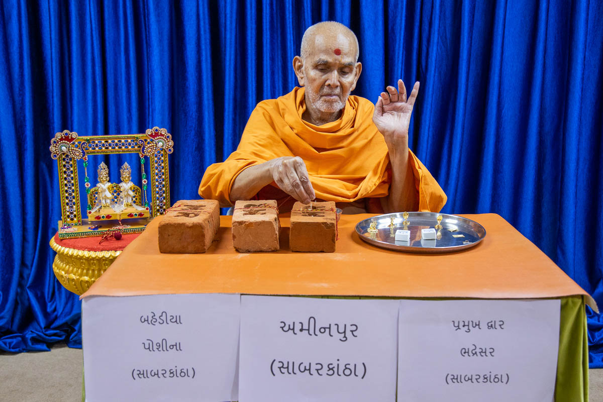 Swamishri performs pujan of bricks for the new BAPS Shri Swaminarayan Mandirs in Bahediya and Aminpur, and the Pramukh Dwar at Bhadresar, India