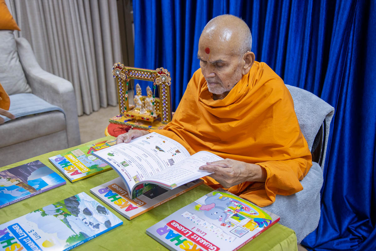 Swamishri observes the 'Akshar Gujarati Learner' book series