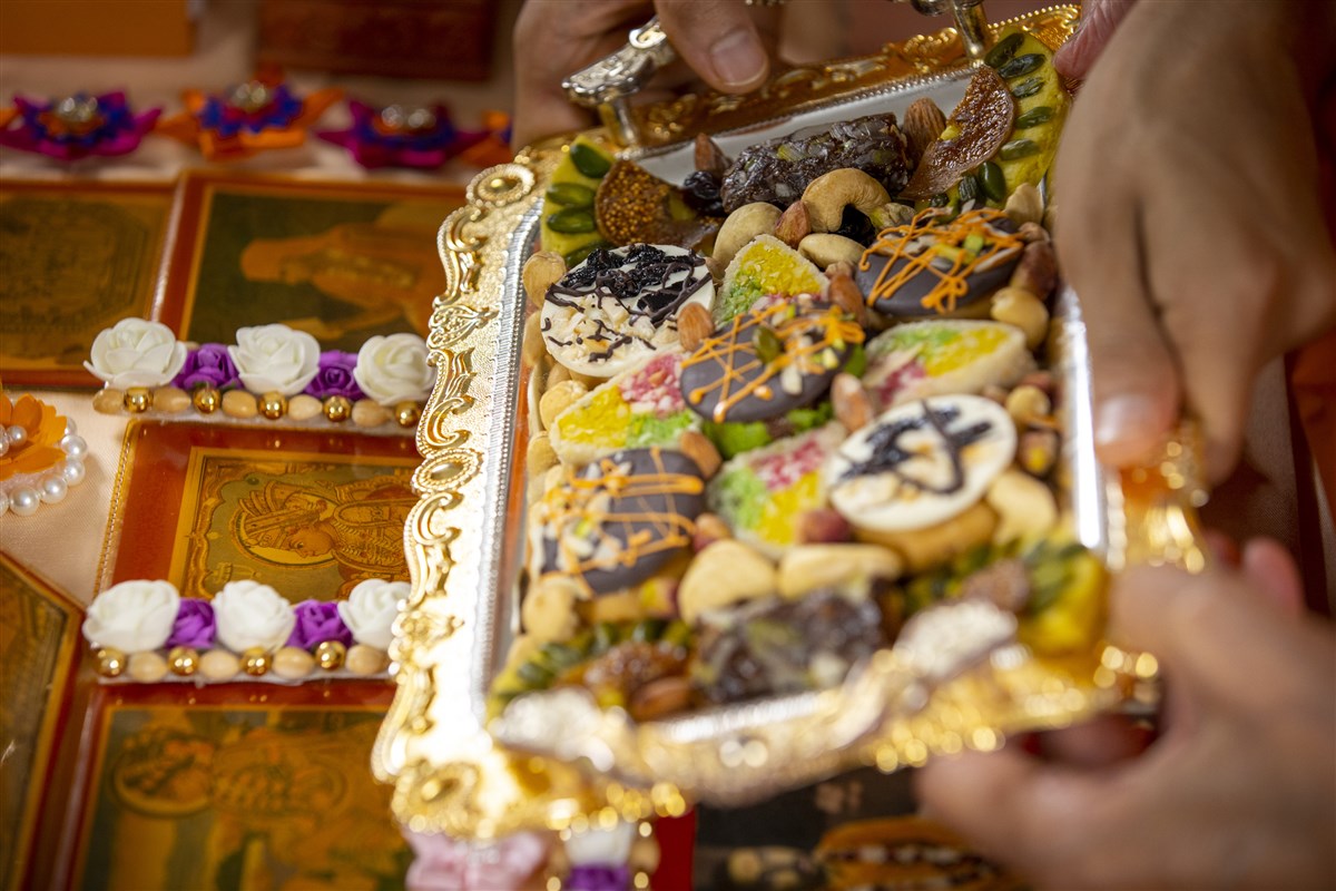 Swamishri offers thal to Bhagwan Swaminarayan