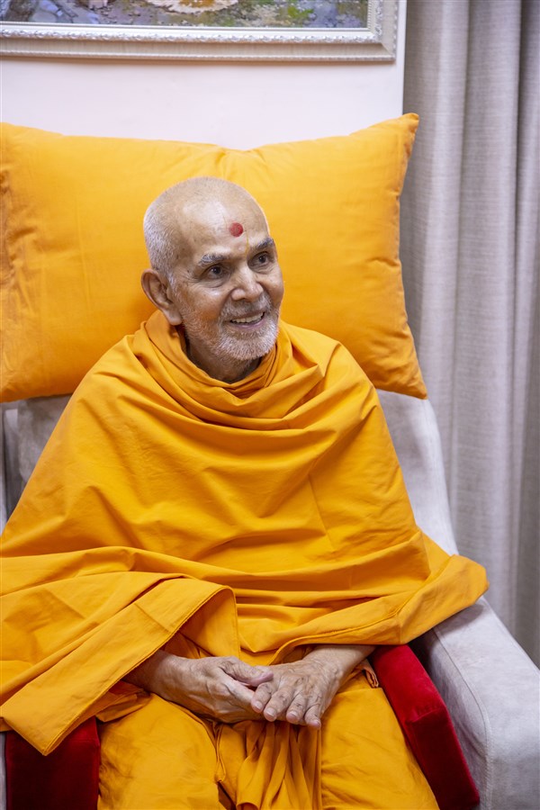 Swamishri in conversation with sadhus 