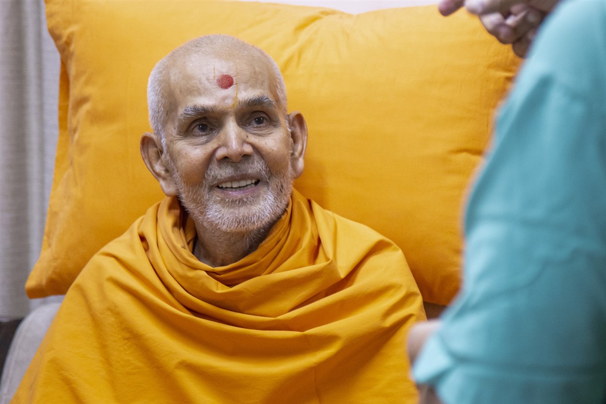 Swamishri in conversation with doctor