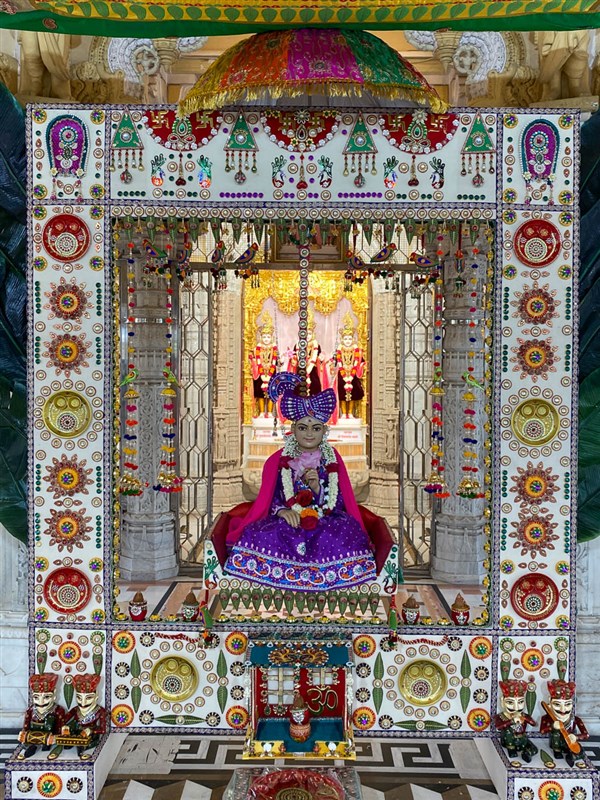 Bhagwan Swaminarayan in a decorative hindolo