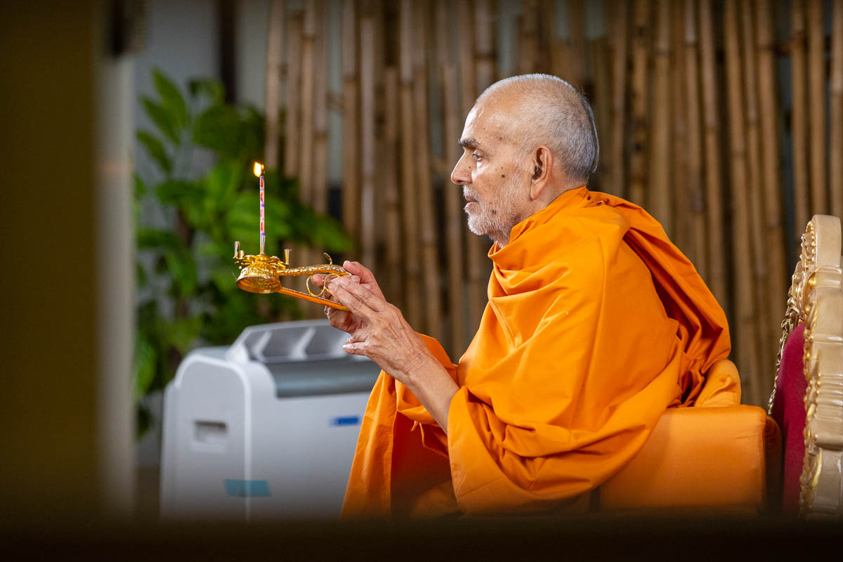 Swamishri performs the morning arti 
