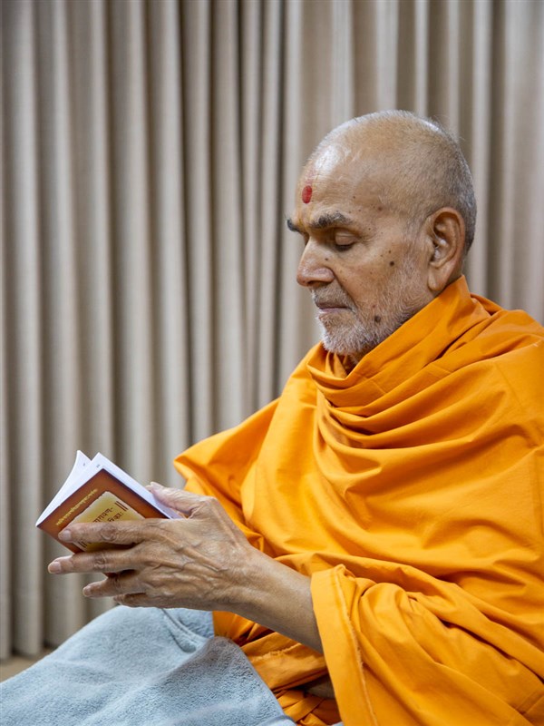 Swamishri reads the 'Swaminarayan Siddhant Karika'