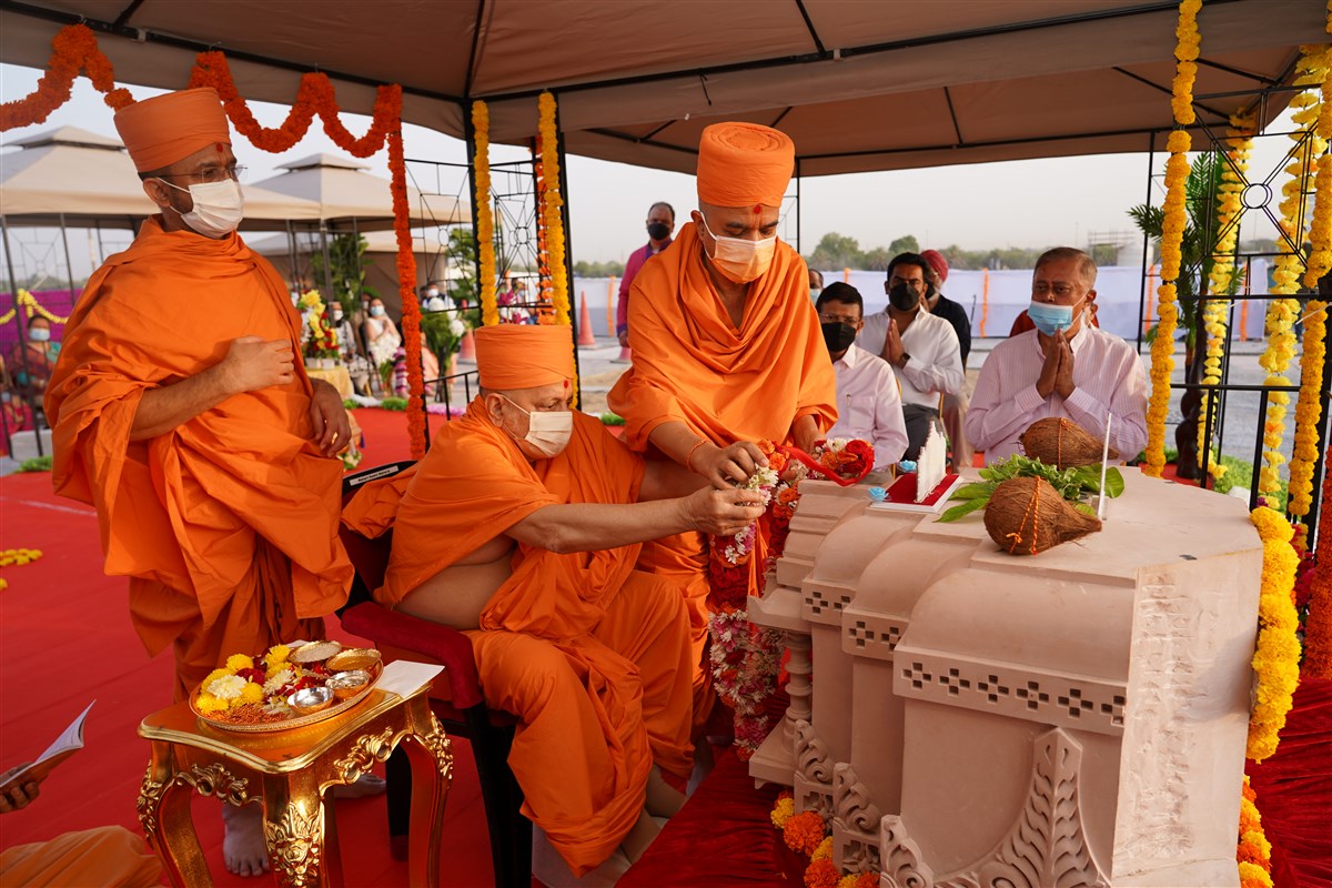 Pujya Ishwarcharan Swami performs Kumbhi Pujan rituals