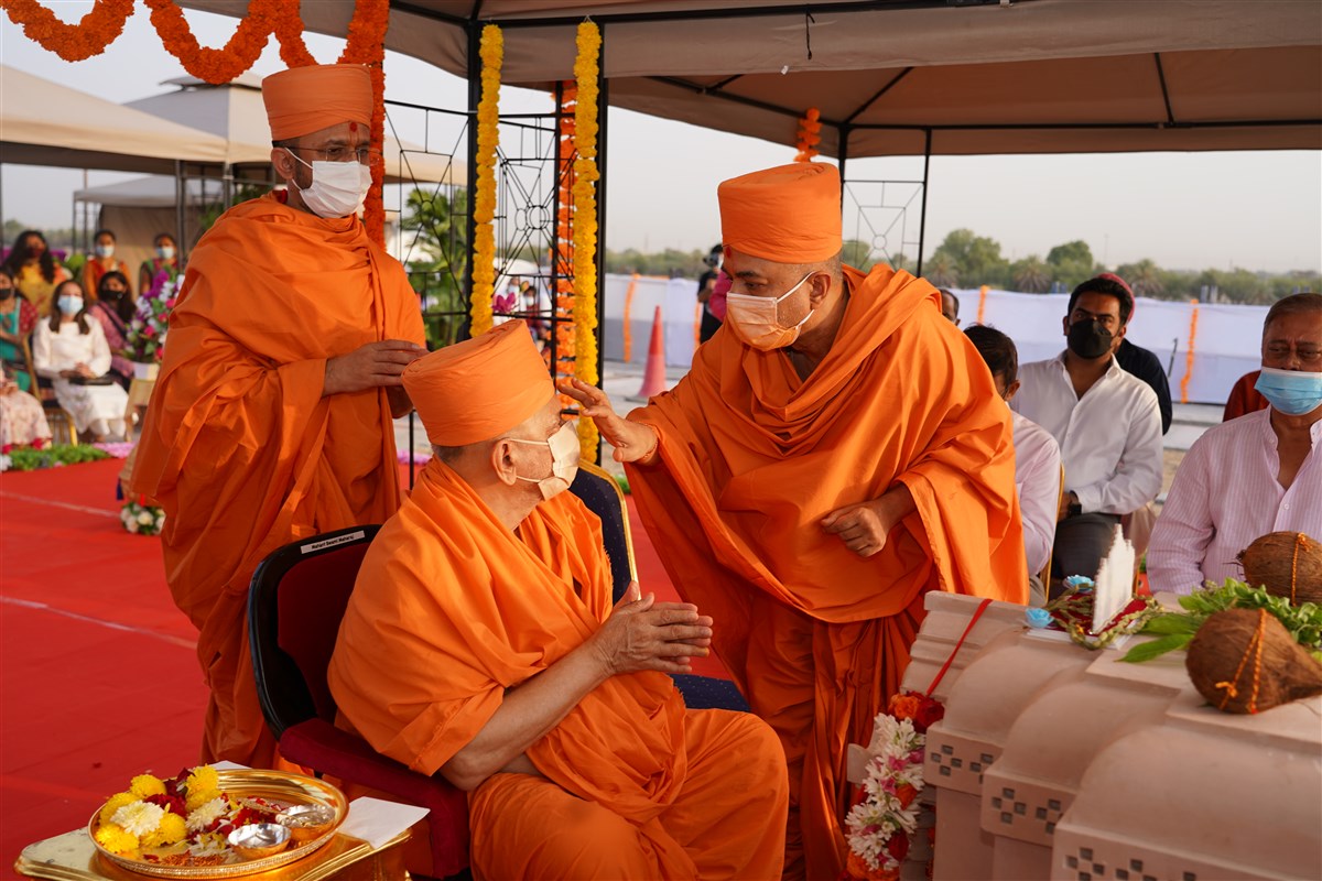 Brahmavihari Swami performs pujan of Pujya Ishwarcharan Swami