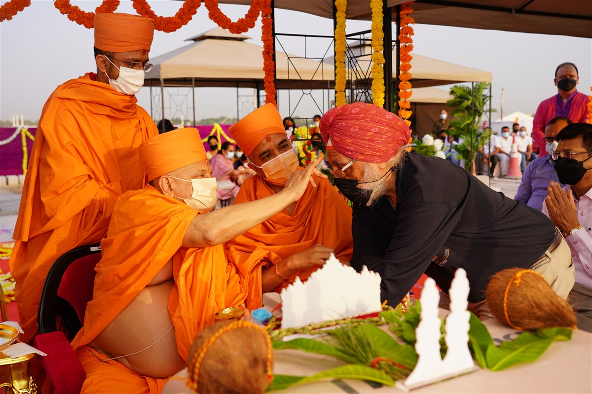 Pujya Ishwarcharan Swami applies a chandlo to Shri Jasbirsingh