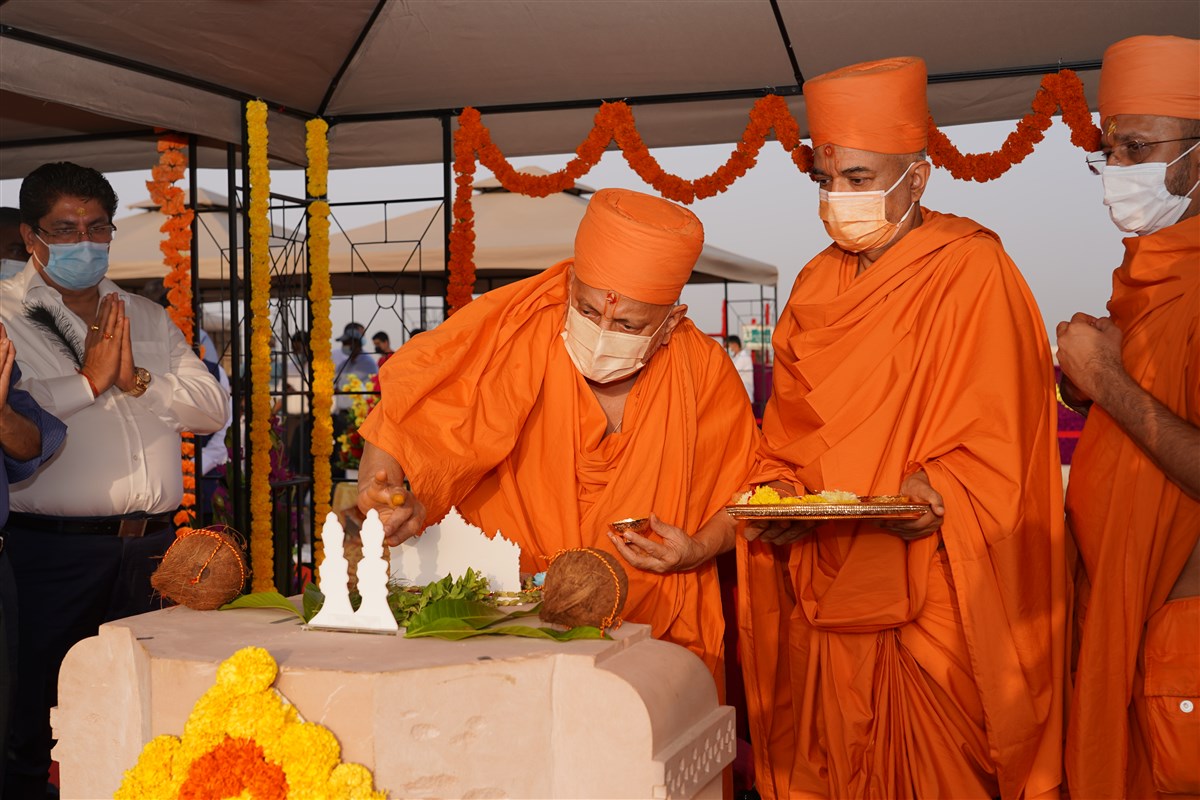 Pujya Ishwarcharan Swami performs pujan of Shri Akshar-Purushottam Maharaj