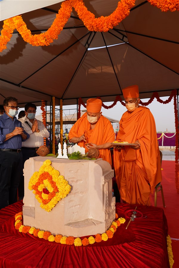 Pujya Ishwarcharan Swami performs pujan of Shri Akshar-Purushottam Maharaj