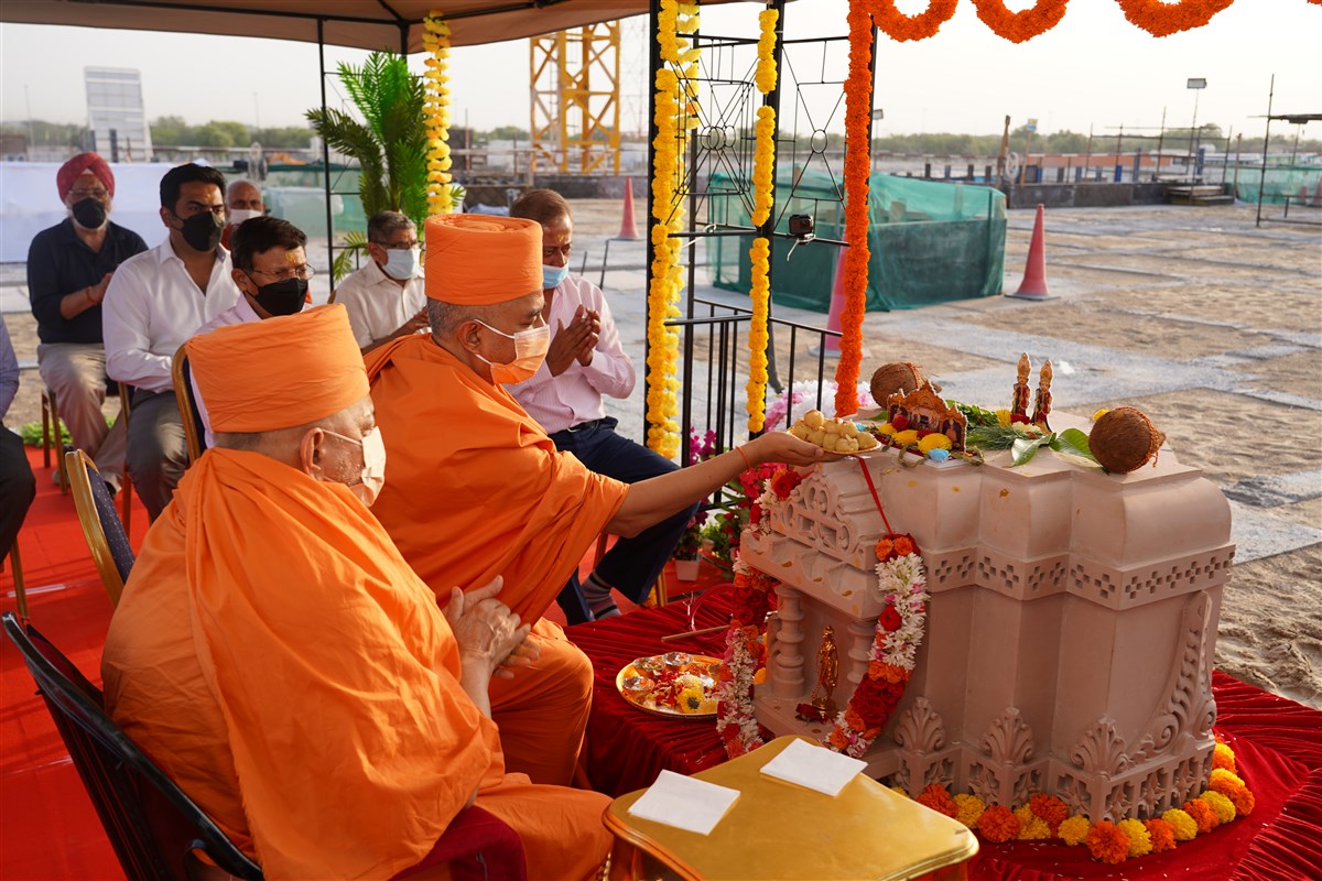 Brahmavihari Swami offers thal to Thakorji