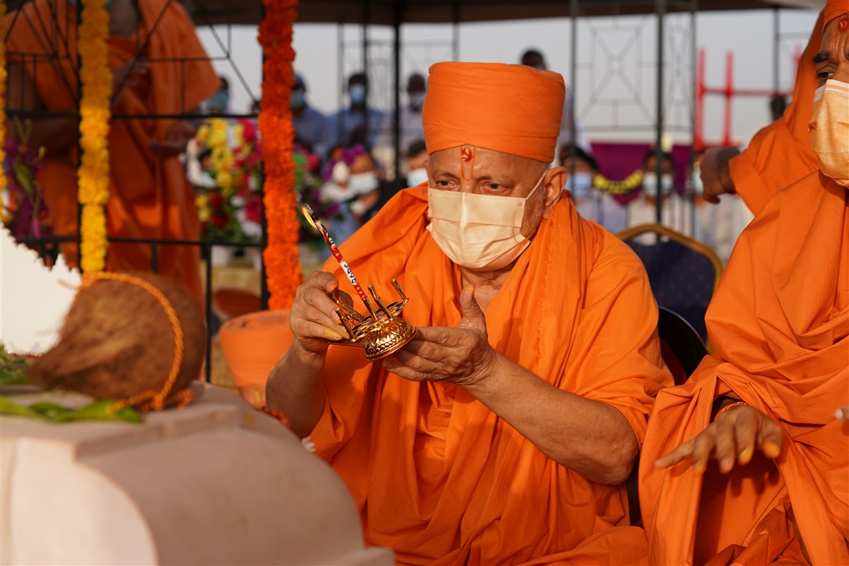 Pujya Ishwarcharan Swami performs the arti