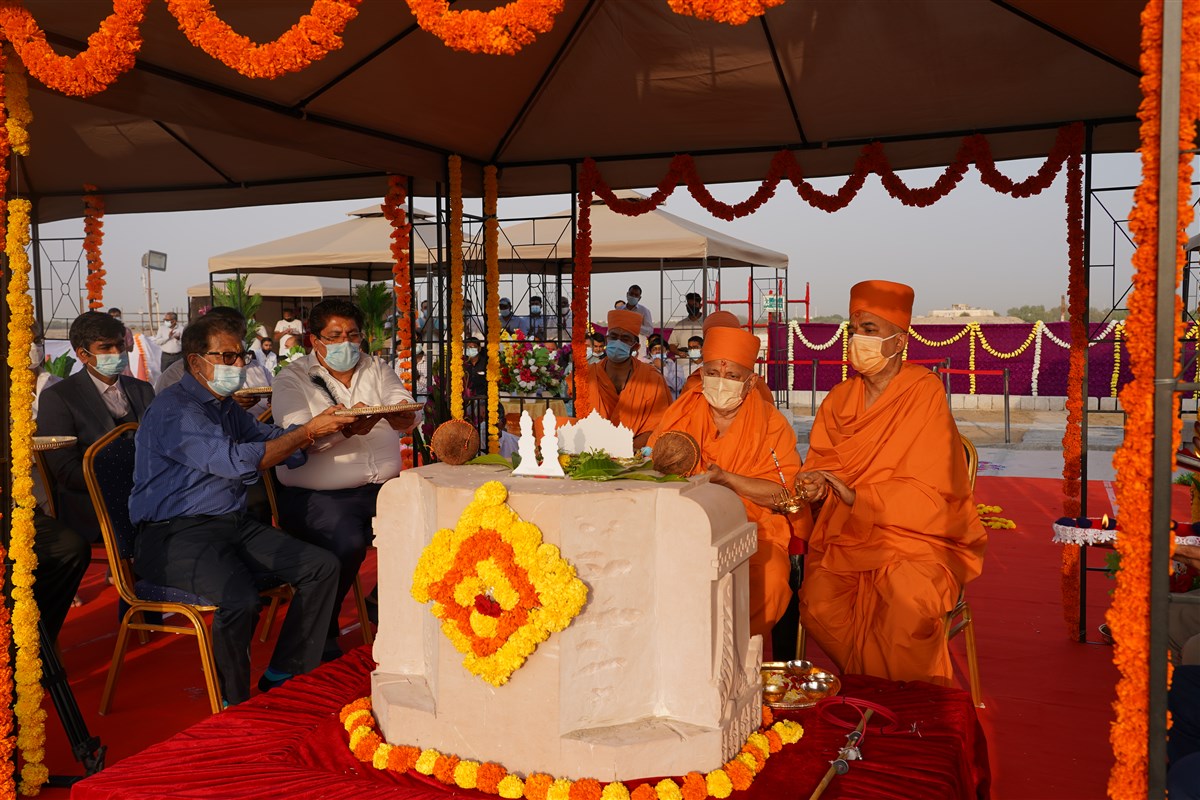 Swamis, devotees and well-wishers perform the arti