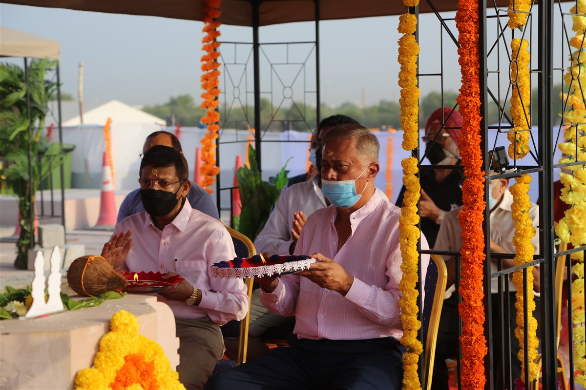 Devotees and well-wishers perform the arti
