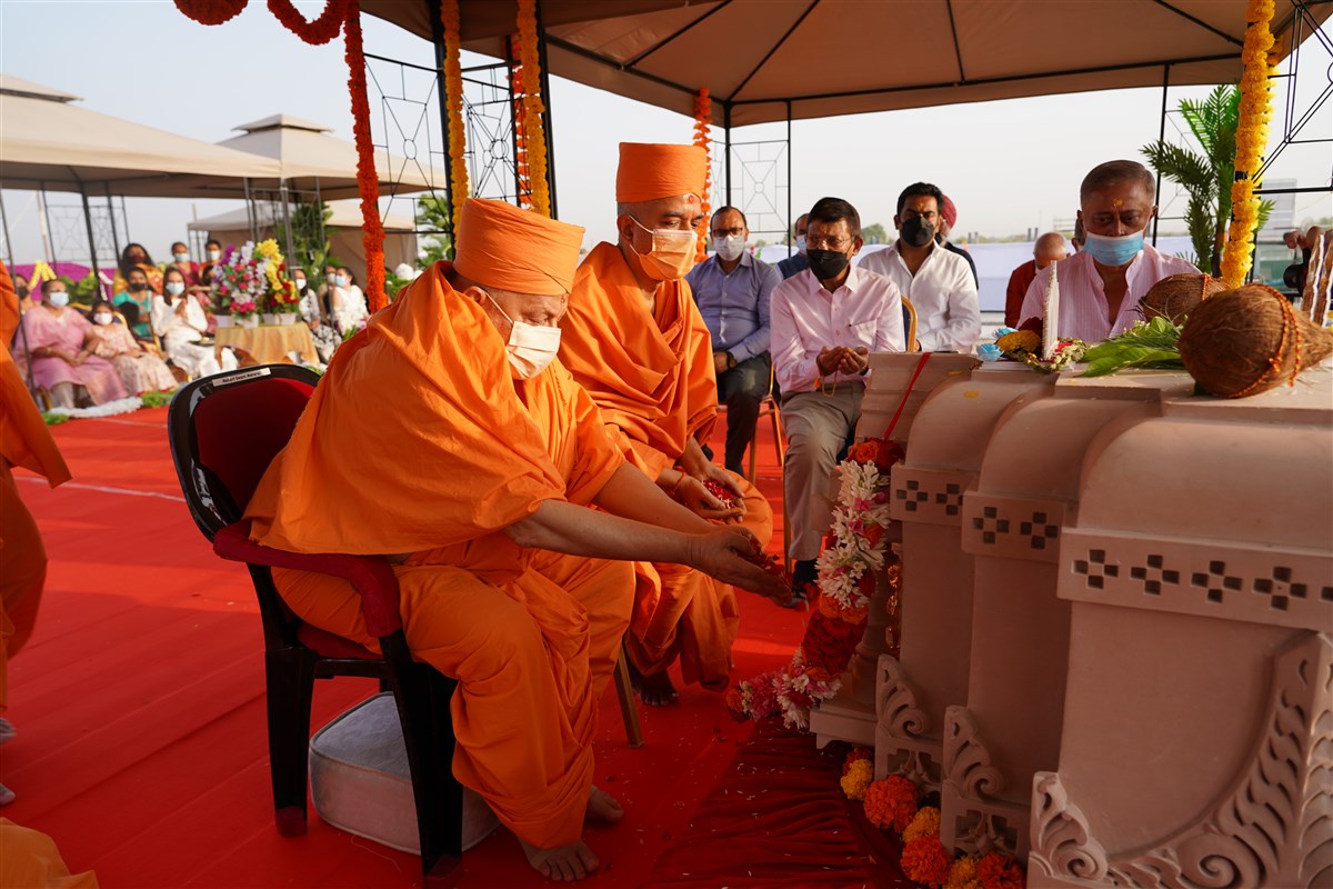 Pujya Ishwarcharan Swami offers mantra-pushpanjali