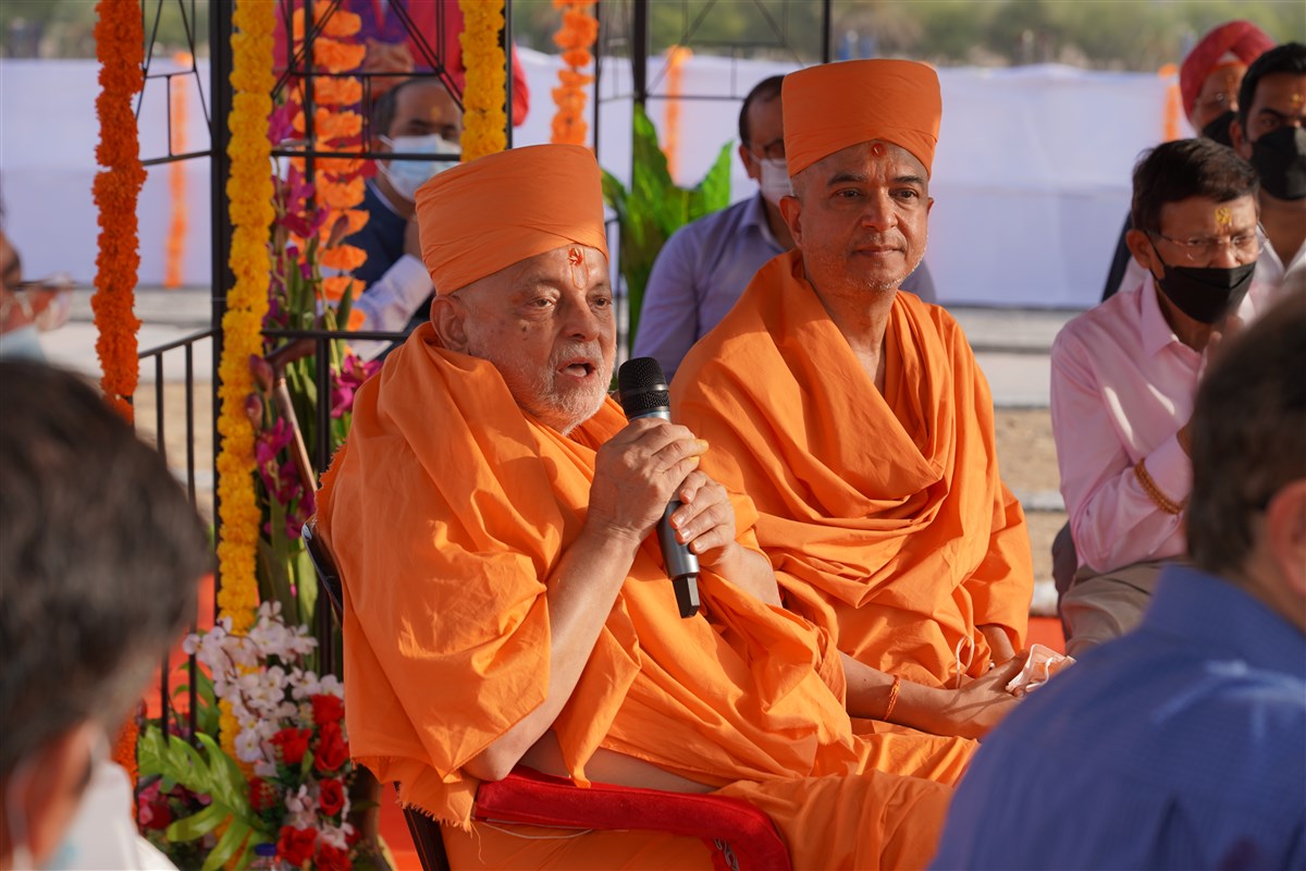 Pujya Ishwarcharan Swami addresses the assembly