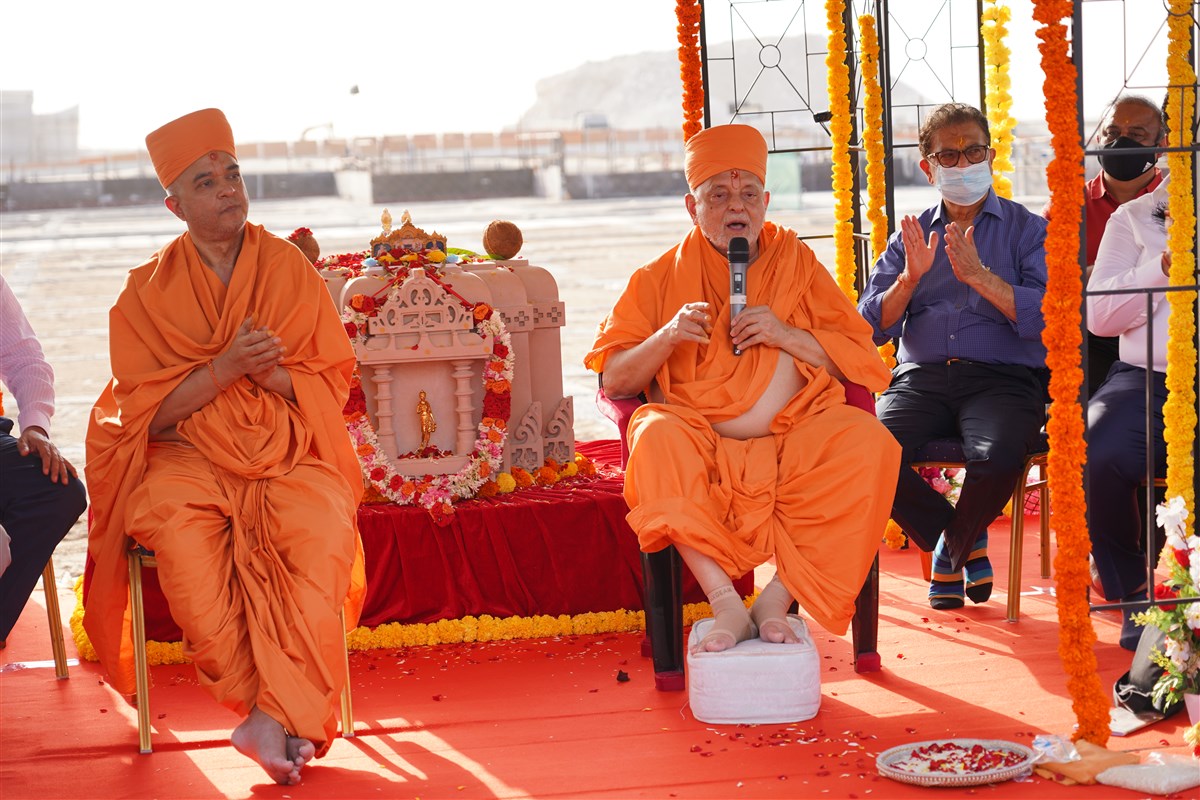 Pujya Ishwarcharan Swami addresses the assembly