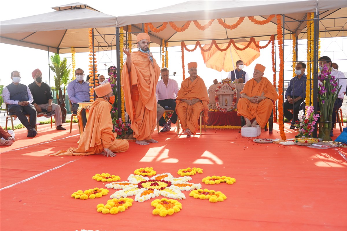 Paramvandan Swami addresses the assembly
