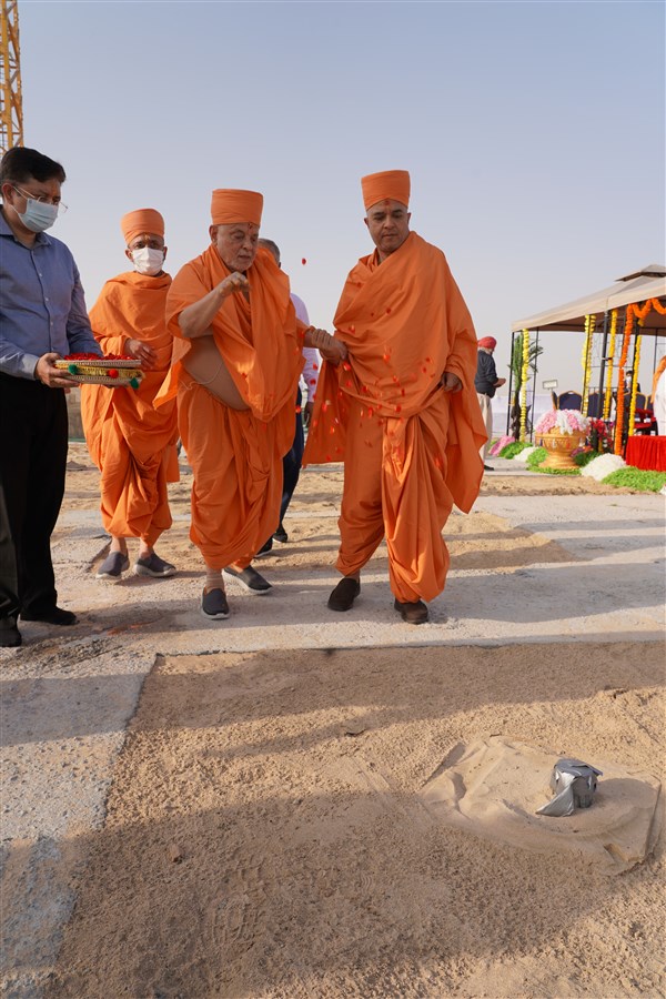 Pujya Ishwarcharan Swami showers flower petals