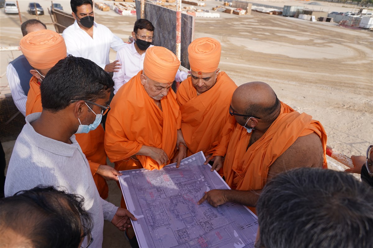 Pujya Ishwarcharan Swami observes the mandir plans