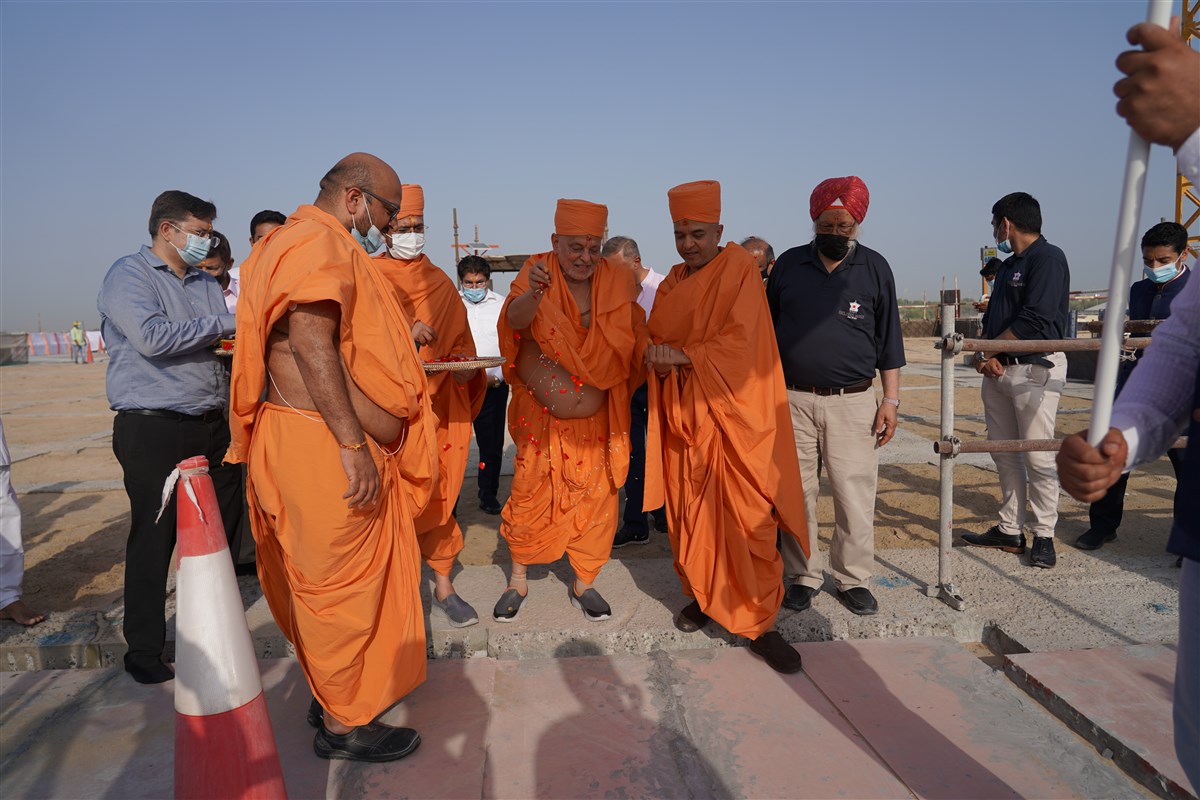 Pujya Ishwarcharan Swami showers flower petals