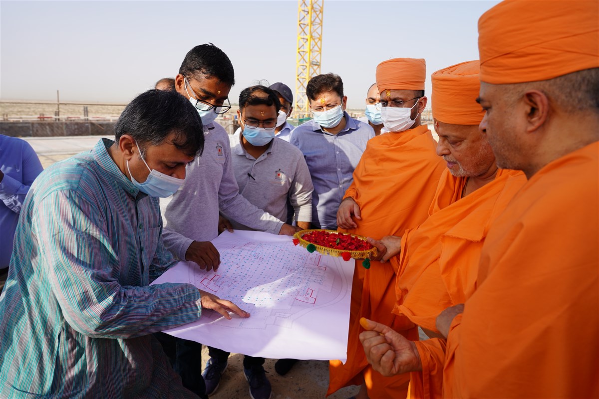 Pujya Ishwarcharan Swami observes the mandir plans