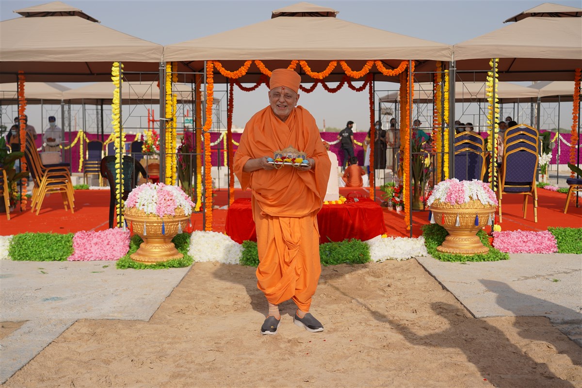 Pujya Ishwarcharan Swami with Thakorji