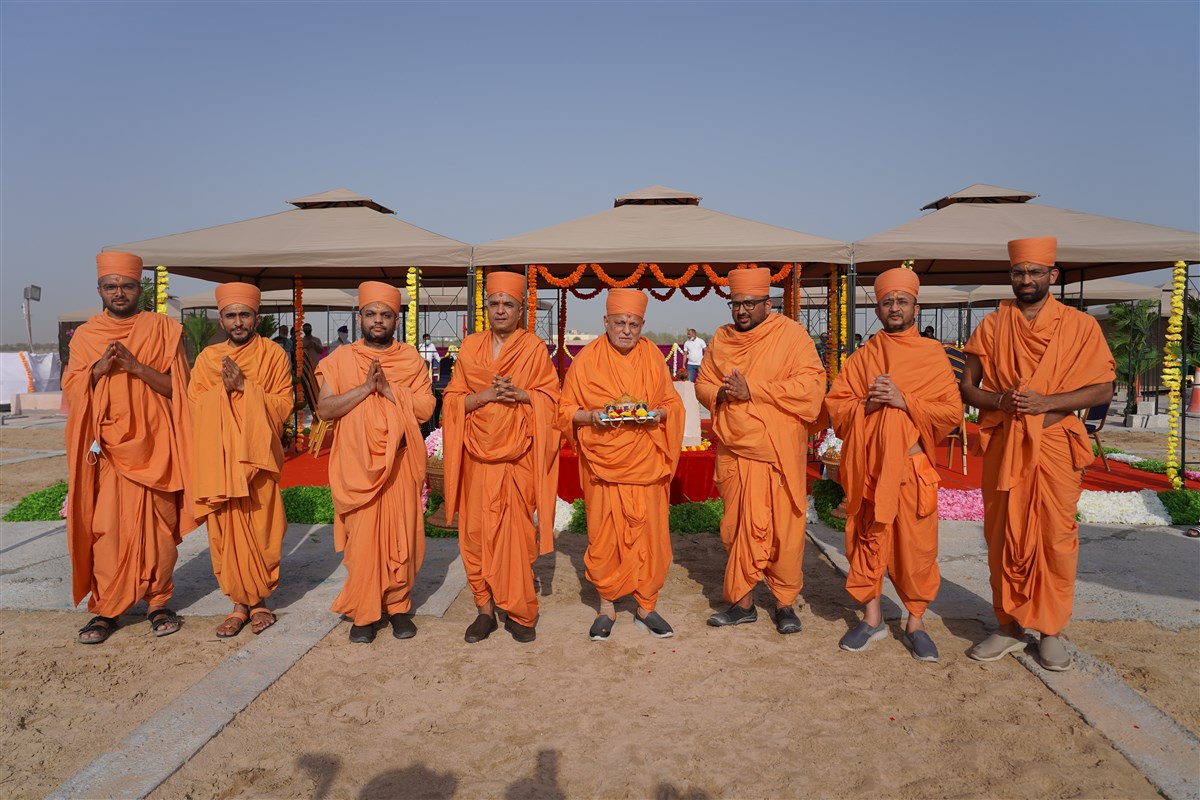Pujya Ishwarcharan Swami and sadhus
