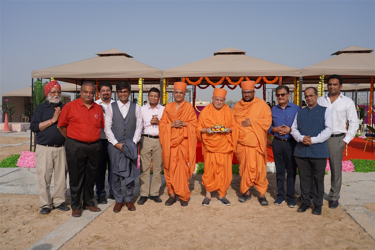 Pujya Ishwarcharan Swami, devotees and well-wishers
