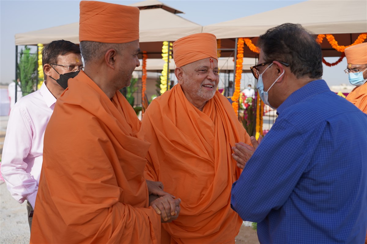 Pujya Ishwarcharan Swami in conversation with Shri Ashokbhai Kotecha