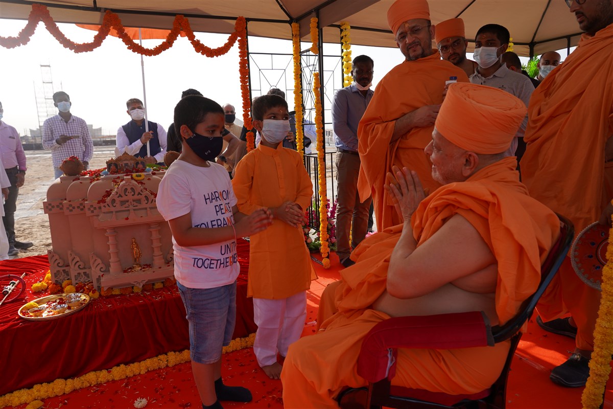 Pujya Ishwarcharan Swami blesses children