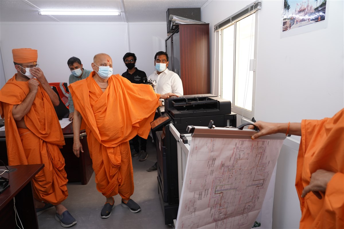 Pujya Ishwarcharan Swami visits the site office