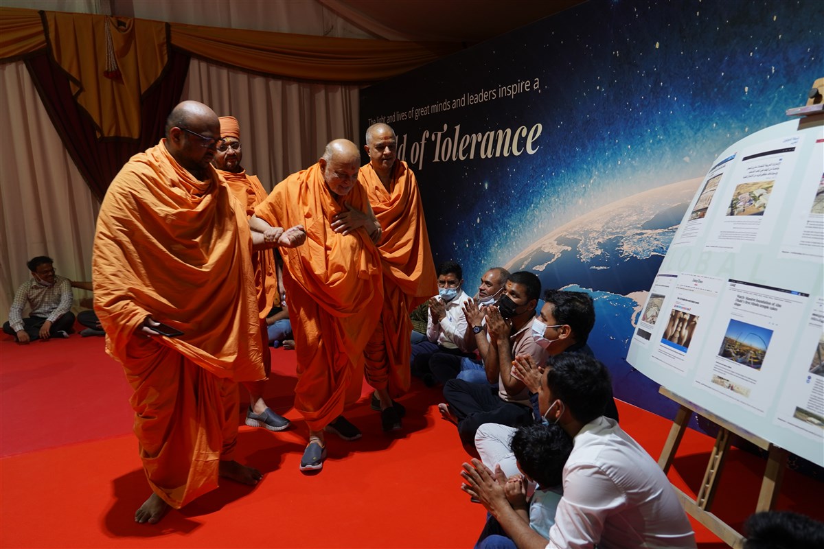 Pujya Ishwarcharan Swami blesses volunteers