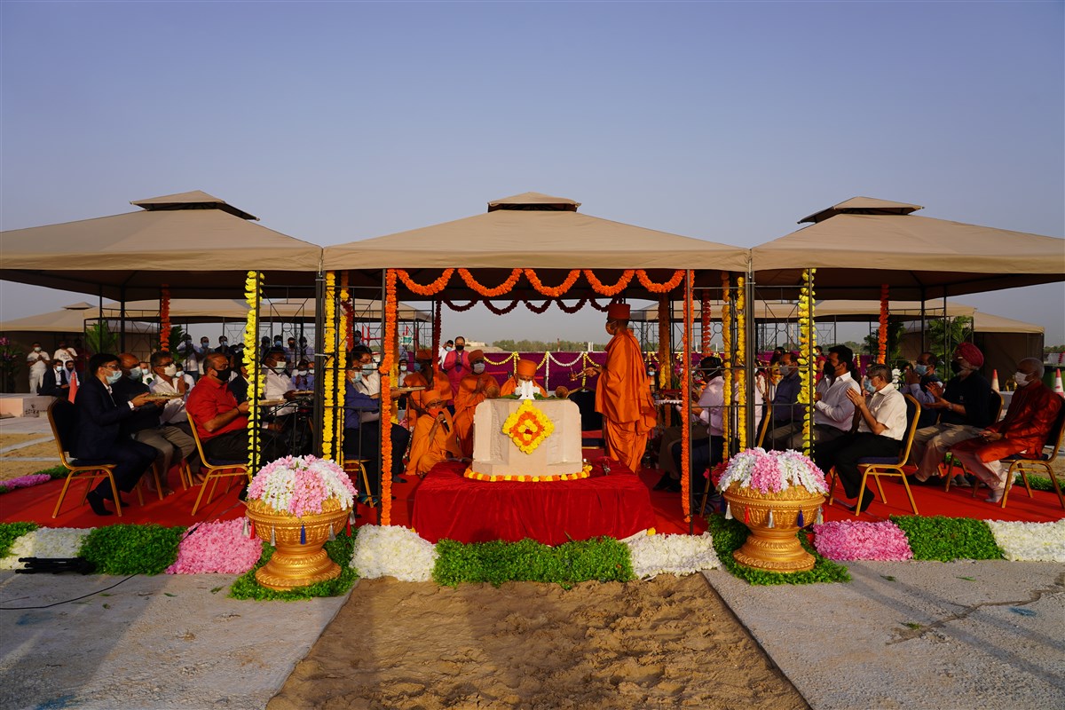 Swamis, devotees and well-wishers perform the arti