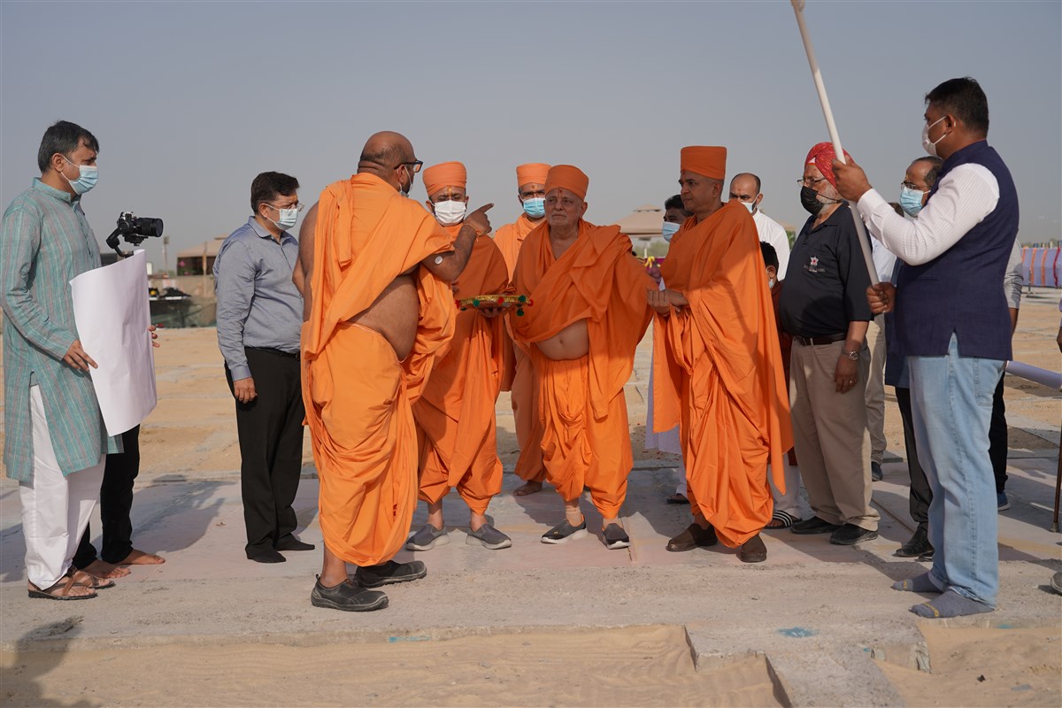 Pujya Ishwarcharan Swami observes the mandir site