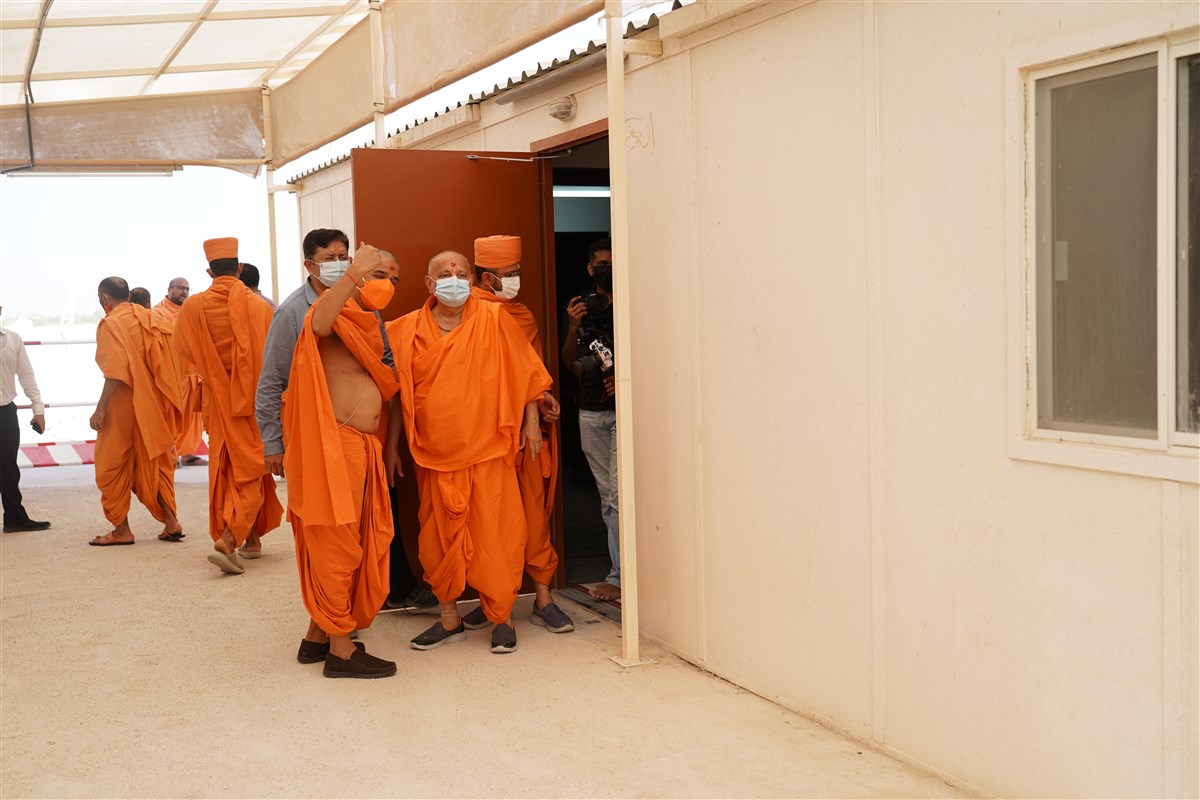 Pujya Ishwarcharan Swami visits the site office