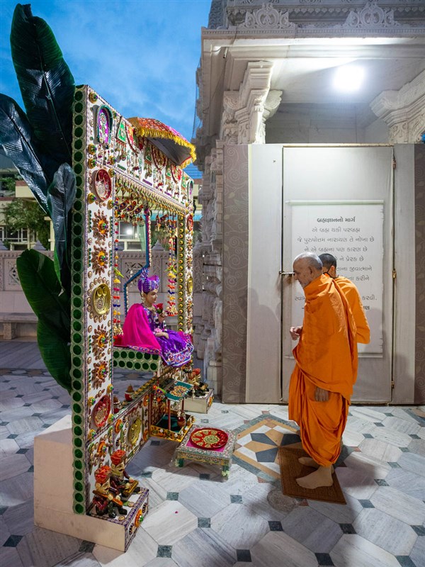 Swamishri observes a decorative hindolo